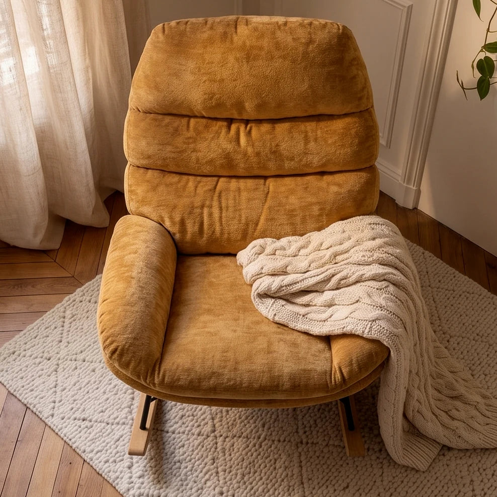 NESTA, rocking chair cocon en velours chenille, vue de face avec plaid