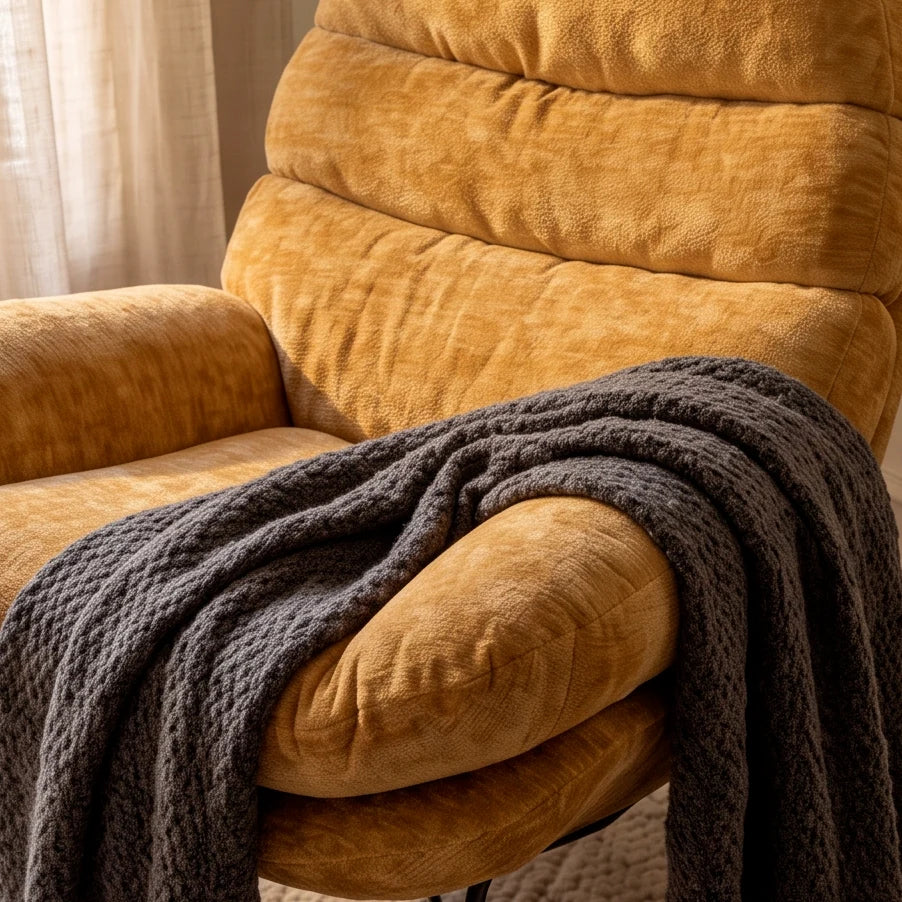 NESTA, rocking chair cocon en velours chenille, détail du rembourrage